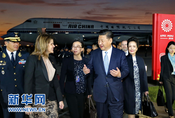 當(dāng)?shù)貢r(shí)間11月18日，國(guó)家主席習(xí)近平抵達(dá)利馬，出席亞太經(jīng)合組織第二十四次領(lǐng)導(dǎo)人非正式會(huì)議并對(duì)秘魯共和國(guó)進(jìn)行國(guó)事訪問(wèn)。習(xí)近平和夫人彭麗媛受到秘魯副總統(tǒng)阿勞斯等熱情迎接。新華社記者 鞠鵬 攝