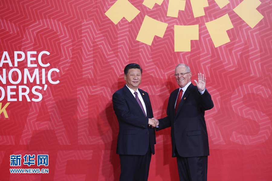 11月20日，亞太經(jīng)合組織第二十四次領(lǐng)導(dǎo)人非正式會議在秘魯利馬舉行。國家主席習(xí)近平出席并發(fā)表題為《面向未來開拓進取促進亞太發(fā)展繁榮》的重要講話。這是會議開始前，習(xí)近平受到秘魯總統(tǒng)庫琴斯基的熱情迎接。 新華社記者 龐興雷 攝