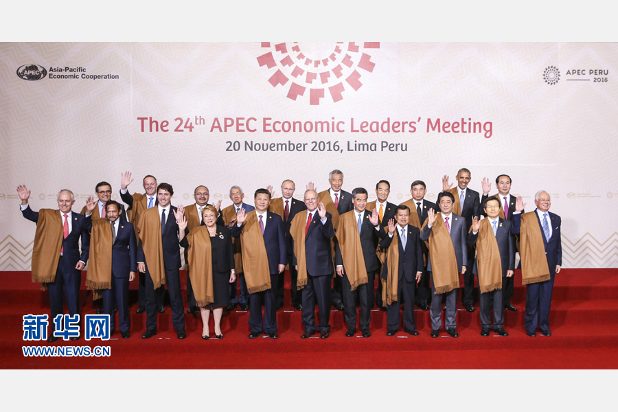 11月20日，亞太經(jīng)合組織第二十四次領(lǐng)導(dǎo)人非正式會議在秘魯利馬舉行。國家主席習(xí)近平出席并發(fā)表題為《面向未來開拓進取促進亞太發(fā)展繁榮》的重要講話。這是會議期間，國家主席習(xí)近平同其他亞太經(jīng)合組織成員經(jīng)濟體領(lǐng)導(dǎo)人、代表合影。 新華社記者 丁林 攝