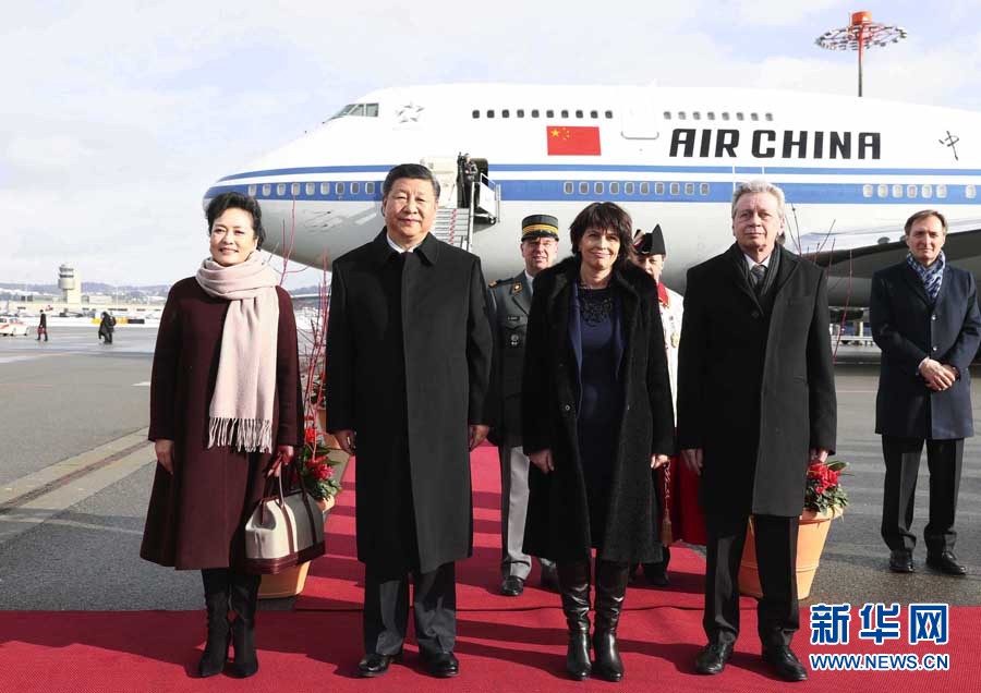 1月15日，國家主席習(xí)近平乘專機抵達(dá)蘇黎世，開始對瑞士聯(lián)邦進(jìn)行國事訪問。這是瑞士聯(lián)邦主席洛伊特哈德在機場為習(xí)近平和夫人彭麗媛舉行隆重歡迎儀式。 新華社記者 蘭紅光 攝