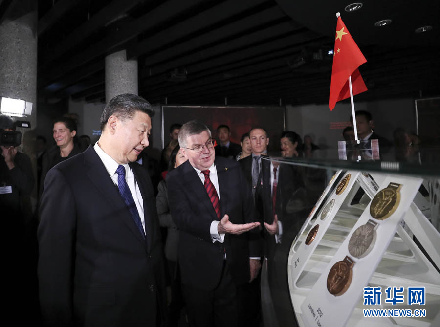 1月18日，國家主席習(xí)近平在瑞士洛桑國際奧林匹克博物館會見國際奧林匹克委員會主席巴赫。這是會見后，習(xí)近平在巴赫陪同下參觀往屆奧運會獎牌展。新華社記者 蘭紅光 攝