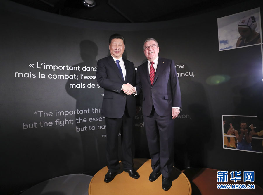 1月18日，國家主席習(xí)近平在瑞士洛桑國際奧林匹克博物館會見國際奧林匹克委員會主席巴赫。這是習(xí)近平和巴赫在奧運冠軍領(lǐng)獎臺上合影。新華社記者 蘭紅光 攝