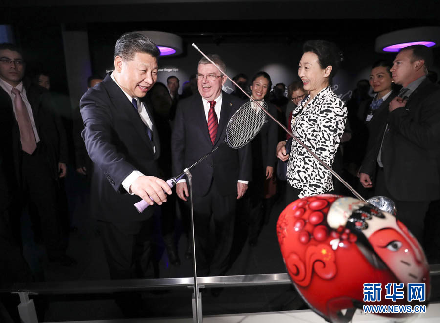 1月18日，國家主席習(xí)近平在瑞士洛桑國際奧林匹克博物館會見國際奧林匹克委員會主席巴赫。這是習(xí)近平在巴赫陪同下，參觀羽毛球世界冠軍李玲蔚用過的球拍。新華社記者 蘭紅光 攝