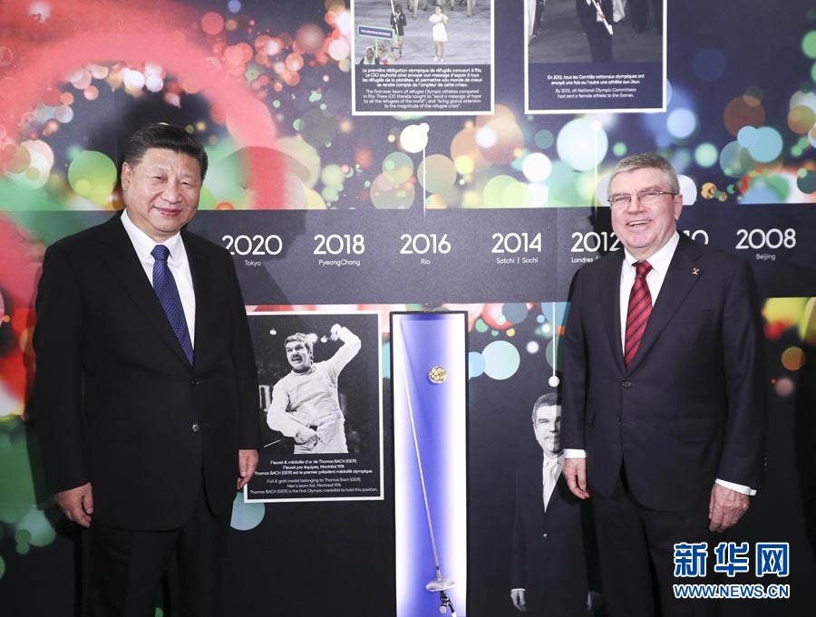 1月18日，國家主席習(xí)近平在瑞士洛桑國際奧林匹克博物館會見國際奧林匹克委員會主席巴赫。這是習(xí)近平與巴赫在巴赫作為擊劍運動員參加奧運會的照片前合影。新華社記者 蘭紅光 攝