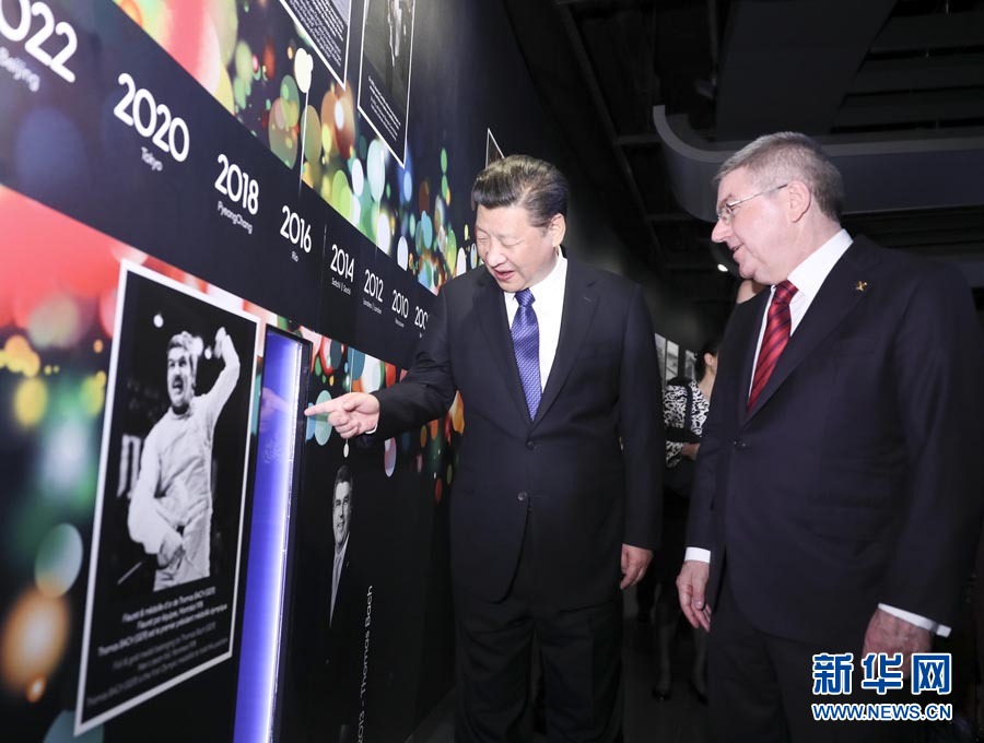 1月18日，國家主席習(xí)近平在瑞士洛桑國際奧林匹克博物館會見國際奧林匹克委員會主席巴赫。這是習(xí)近平在巴赫陪同下，參觀巴赫作為擊劍運動員參加奧運會的照片。新華社記者 蘭紅光 攝