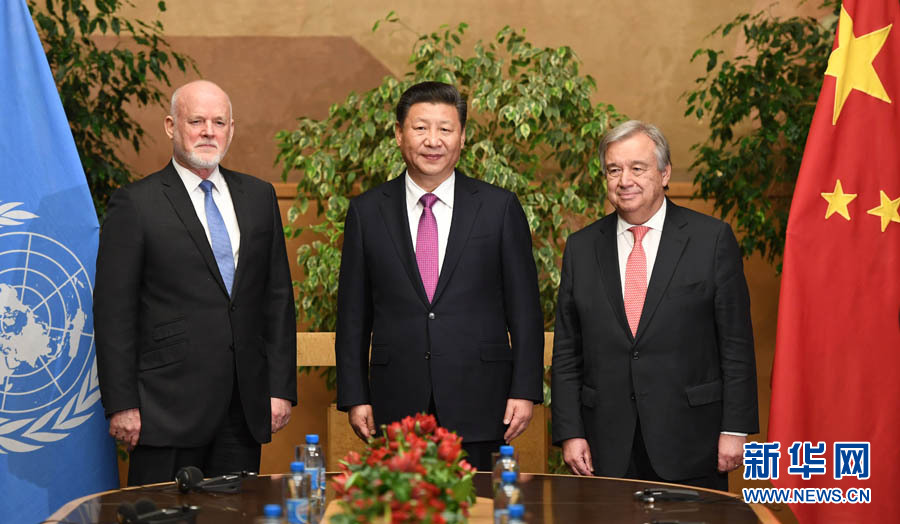 1月18日，國(guó)家主席習(xí)近平在瑞士日內(nèi)瓦萬(wàn)國(guó)宮會(huì)見(jiàn)第71屆聯(lián)合國(guó)大會(huì)主席湯姆森和聯(lián)合國(guó)秘書(shū)長(zhǎng)古特雷斯。 新華社記者 張鐸 攝