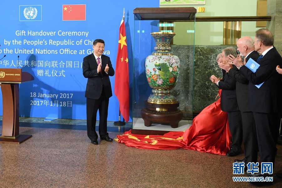 1月18日，國(guó)家主席習(xí)近平在瑞士日內(nèi)瓦萬(wàn)國(guó)宮出席&ldquo;共商共筑人類命運(yùn)共同體&rdquo;高級(jí)別會(huì)議，并發(fā)表題為《共同構(gòu)建人類命運(yùn)共同體》的主旨演講。這是會(huì)議結(jié)束后，習(xí)近平出席中國(guó)向聯(lián)合國(guó)日內(nèi)瓦總部贈(zèng)禮儀式。新華社記者 張鐸 攝