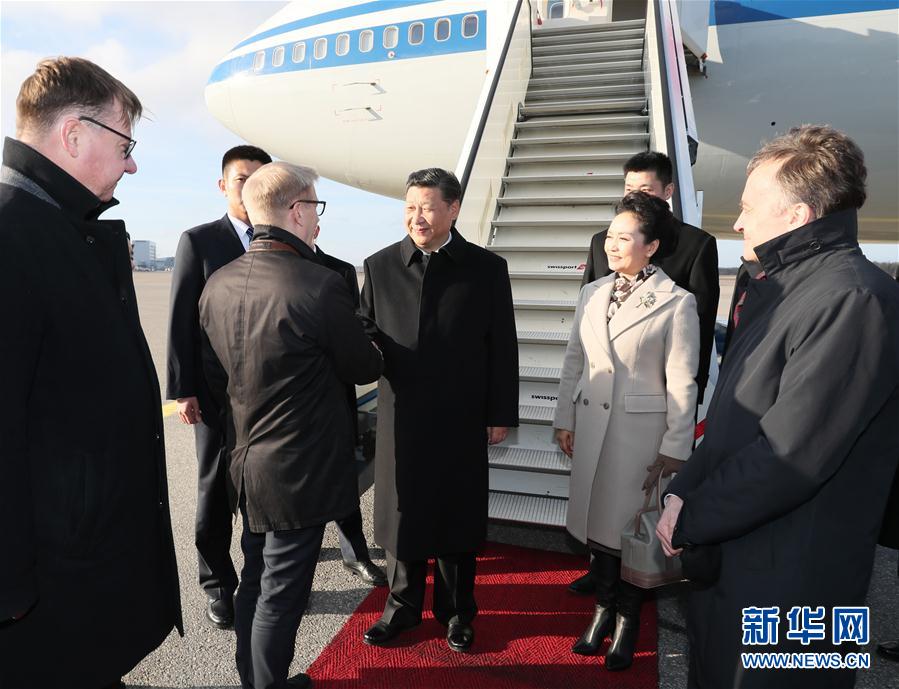 4月4日，國家主席習(xí)近平乘專機抵達(dá)赫爾辛基，開始對芬蘭共和國進(jìn)行國事訪問。這是芬蘭政府代表、農(nóng)業(yè)與環(huán)境部長蒂利凱寧等在舷梯旁熱情迎接習(xí)近平和夫人彭麗媛。新華社記者 蘭紅光 攝 