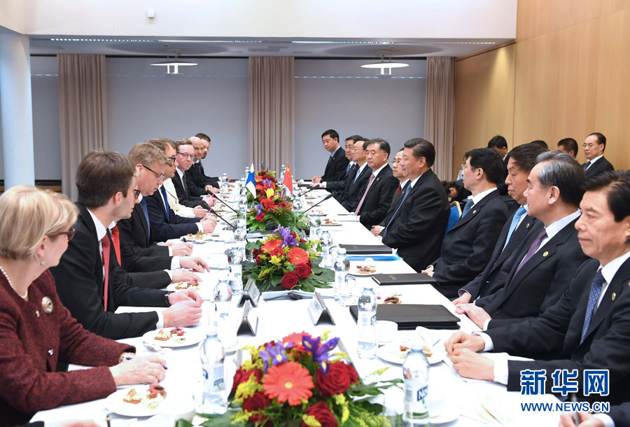 4月5日，國(guó)家主席習(xí)近平在赫爾辛基會(huì)見(jiàn)芬蘭總理西比萊。 新華社記者饒愛(ài)民 攝 