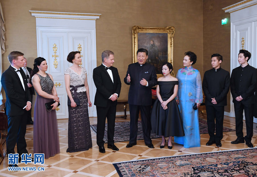 當(dāng)?shù)貢r(shí)間4月5日晚，國(guó)家主席習(xí)近平和芬蘭總統(tǒng)尼尼斯托在赫爾辛基共同會(huì)見(jiàn)剛剛參加完2017年世界花樣滑冰錦標(biāo)賽的中芬兩國(guó)冰雪運(yùn)動(dòng)員代表。習(xí)近平夫人彭麗媛和尼尼斯托夫人豪吉?dú)W參加會(huì)見(jiàn)。新華社記者 饒愛(ài)民 攝