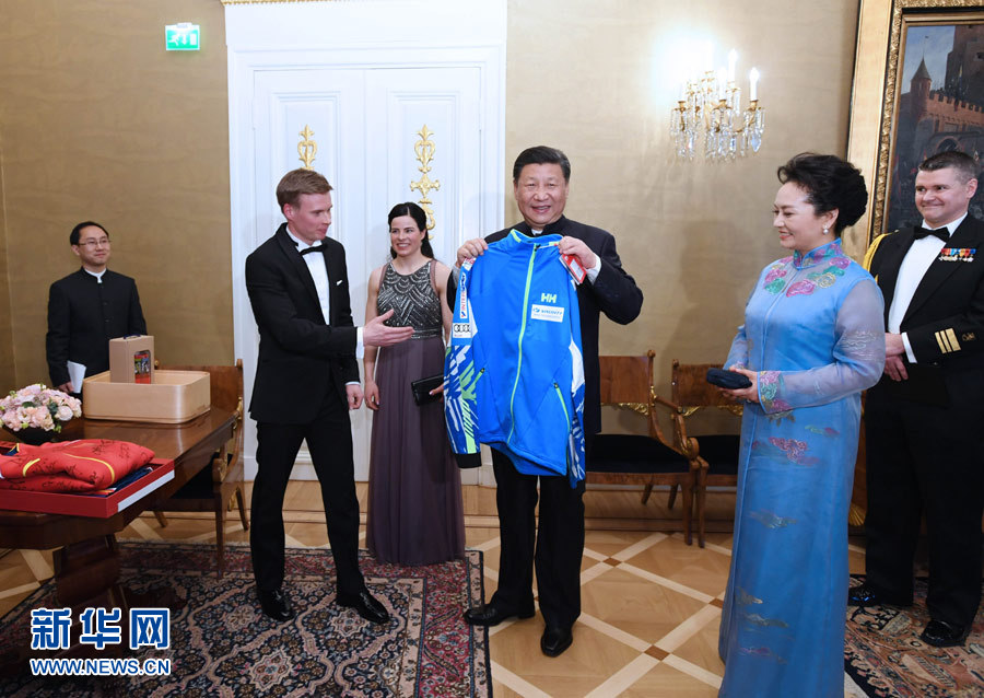 當(dāng)?shù)貢r(shí)間4月5日晚，國(guó)家主席習(xí)近平和芬蘭總統(tǒng)尼尼斯托在赫爾辛基共同會(huì)見(jiàn)剛剛參加完2017年世界花樣滑冰錦標(biāo)賽的中芬兩國(guó)冰雪運(yùn)動(dòng)員代表。習(xí)近平夫人彭麗媛和尼尼斯托夫人豪吉?dú)W參加會(huì)見(jiàn)。這是芬蘭運(yùn)動(dòng)員向習(xí)近平和夫人彭麗媛贈(zèng)送運(yùn)動(dòng)衣。新華社記者 饒愛(ài)民 攝
