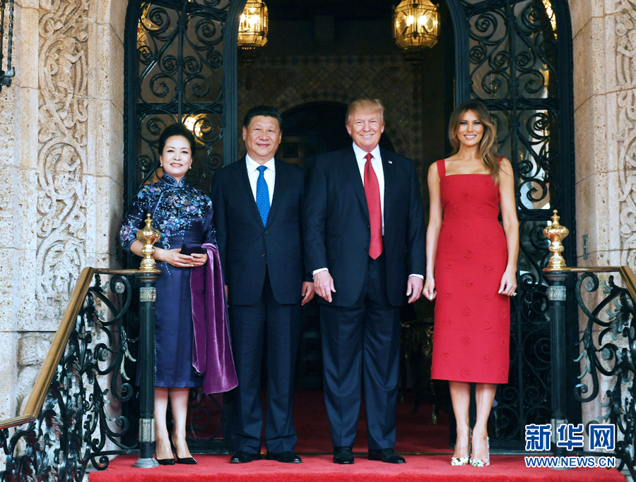 當(dāng)?shù)貢r(shí)間4月6日，國家主席習(xí)近平在美國佛羅里達(dá)州海湖莊園同美國總統(tǒng)特朗普舉行中美元首會(huì)晤。這是習(xí)近平和夫人彭麗媛同特朗普和夫人梅拉尼婭合影留念。新華社記者 饒愛民 攝 