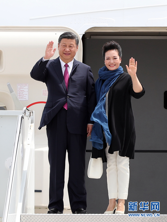 4月6日，國(guó)家主席習(xí)近平乘專機(jī)抵達(dá)美國(guó)佛羅里達(dá)州，將在海湖莊園同美國(guó)總統(tǒng)特朗普舉行中美元首會(huì)晤。這是習(xí)近平和夫人彭麗媛步出機(jī)艙。新華社記者 劉衛(wèi)兵 攝 