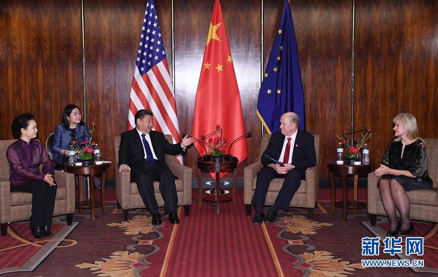 當(dāng)?shù)貢r(shí)間4月7日，國(guó)家主席習(xí)近平在美國(guó)阿拉斯加州安克雷奇會(huì)見(jiàn)阿拉斯加州州長(zhǎng)沃克。 新華社記者 饒愛(ài)民 攝 