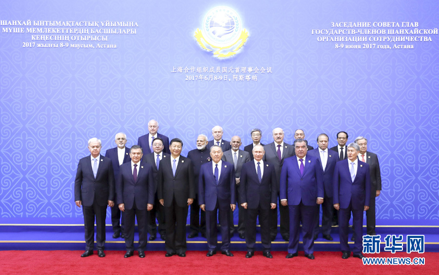 6月9日，國家主席習近平在哈薩克斯坦首都阿斯塔納出席上海合作組織成員國元首理事會第十七次會議并發(fā)表重要講話。這是大范圍會議開始前，出席會議的各國領導人以及國際和地區(qū)組織負責人、代表等集體合影。新華社記者 丁林 攝