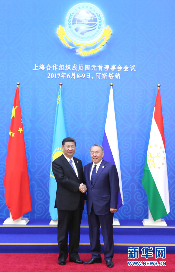 6月9日，國家主席習近平在哈薩克斯坦首都阿斯塔納出席上海合作組織成員國元首理事會第十七次會議并發(fā)表重要講話。這是習近平出席會議時，受到哈薩克斯坦總統(tǒng)納扎爾巴耶夫的熱情迎接。新華社記者 馬占成 攝
