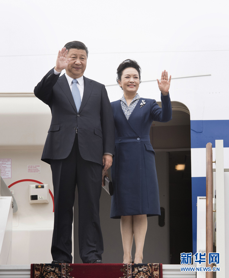 7月3日，國家主席習(xí)近平乘專機(jī)抵達(dá)莫斯科，開始對俄羅斯聯(lián)邦進(jìn)行國事訪問。這是習(xí)近平和夫人彭麗媛步出艙門。 新華社記者 李學(xué)仁 攝