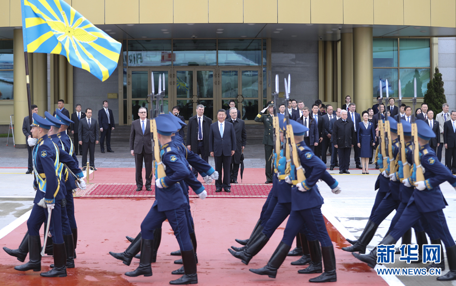 7月3日，國家主席習(xí)近平乘專機(jī)抵達(dá)莫斯科，開始對俄羅斯聯(lián)邦進(jìn)行國事訪問。這是習(xí)近平出席機(jī)場歡迎儀式。 新華社記者 謝環(huán)馳 攝