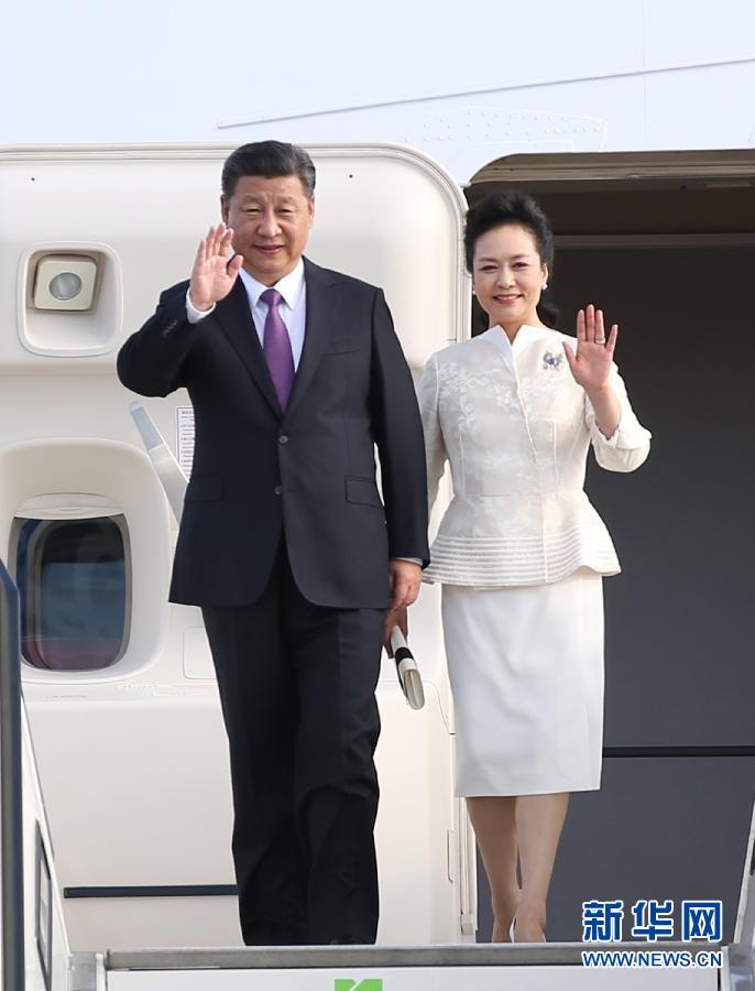 7月4日，國(guó)家主席習(xí)近平乘專機(jī)抵達(dá)柏林，開始對(duì)德意志聯(lián)邦共和國(guó)進(jìn)行國(guó)事訪問(wèn)。這是習(xí)近平和夫人彭麗媛步出艙門。 新華社記者 姚大偉 攝