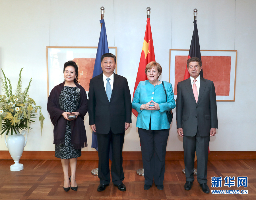 當(dāng)?shù)貢r(shí)間7月4日晚，剛剛抵達(dá)柏林的國(guó)家主席習(xí)近平在利伯曼故居同德國(guó)總理默克爾舉行會(huì)見(jiàn)。這是習(xí)近平和夫人彭麗媛抵達(dá)位于柏林市中心勃蘭登堡門(mén)附近的利伯曼故居時(shí)，受到默克爾和丈夫紹爾熱情迎接。新華社記者 馬占成 攝