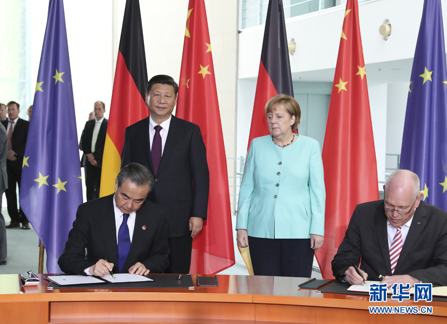 7月5日，國(guó)家主席習(xí)近平在柏林同德國(guó)總理默克爾舉行會(huì)談。會(huì)談后，兩國(guó)領(lǐng)導(dǎo)人共同見證了航天、智能制造、工業(yè)互聯(lián)網(wǎng)、數(shù)字化、第三方市場(chǎng)、大熊貓合作研究等領(lǐng)域多項(xiàng)雙邊合作文件的簽署。新華社記者馬占成攝