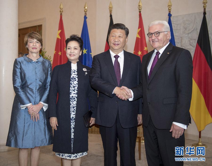 7月5日，國家主席習(xí)近平在柏林會見德國總統(tǒng)施泰因邁爾。會見前，施泰因邁爾在總統(tǒng)府花園為習(xí)近平舉行隆重歡迎儀式。這是習(xí)近平和夫人彭麗媛同施泰因邁爾夫婦合影。新華社記者 李學(xué)仁 攝