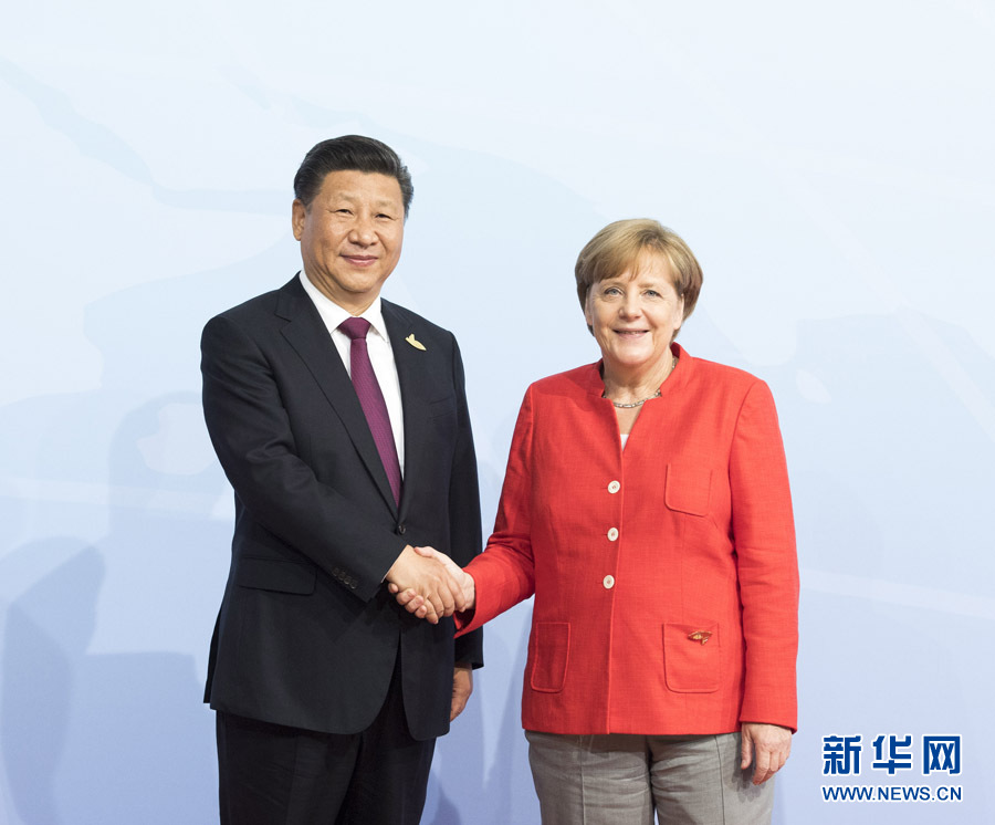 7月7日，二十國集團領導人第十二次峰會在德國漢堡舉行。國家主席習近平出席并發(fā)表題為《堅持開放包容　推動聯(lián)動增長》的重要講話。這是峰會開始前，習近平受到德國總理默克爾迎接。新華社記者 李學仁 攝 