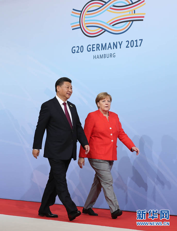 7月7日，二十國集團領導人第十二次峰會在德國漢堡舉行。國家主席習近平出席并發(fā)表題為《堅持開放包容　推動聯(lián)動增長》的重要講話。這是峰會開始前，習近平受到德國總理默克爾迎接。新華社記者 劉衛(wèi)兵 攝 