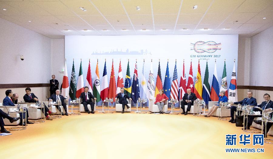 7月7日，二十國集團領導人第十二次峰會在德國漢堡舉行。國家主席習近平出席并發(fā)表題為《堅持開放包容　推動聯(lián)動增長》的重要講話。這是峰會前，習近平出席二十國集團峰會領導人座談會。新華社記者 李學仁 攝 