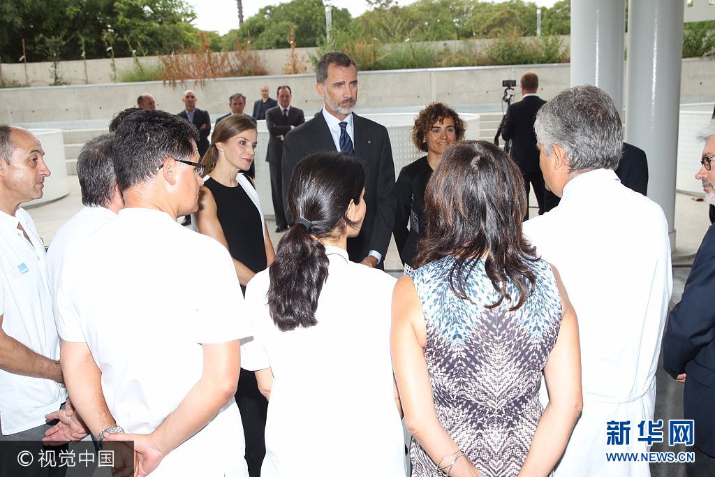 當(dāng)?shù)貢r(shí)間2017年8月19日，西班牙巴塞羅那，西班牙國王菲利普六世和萊蒂齊亞王后探望巴塞羅那恐襲案傷者。***_***BARCELONA, SPAIN - AUGUST 19:  In this handout photo provided by Casa de S.M. el Rey de Espana, King Felipe VI of Spain and Queen Letizia of Spain meets with medical staff as they arrive to visit last Thursday's terrorist attack victims at the Hospital de la Santa Creu i Sant Pau on August 19, 2017 in Barcelona, Spain. Thirteen people were killed and dozens injured in the Las Ramblas area of Barcelona when a van hit crowds on August 17.  (Photo by Casa de S.M. el Rey de Espana via Getty Images)