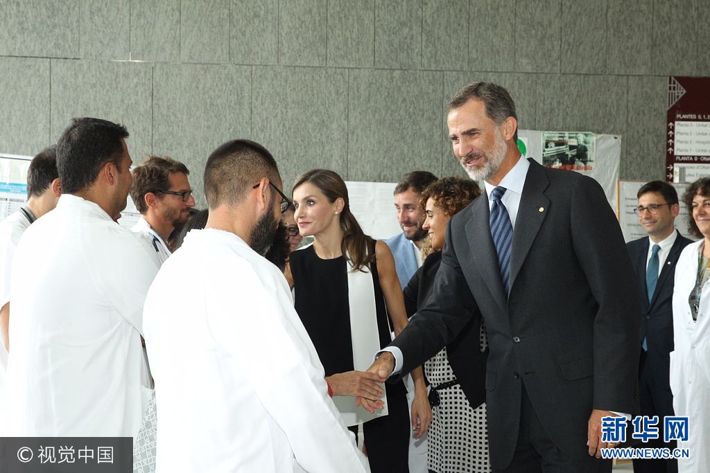 當(dāng)?shù)貢r(shí)間2017年8月19日，西班牙巴塞羅那，西班牙國(guó)王菲利普六世和萊蒂齊亞王后探望巴塞羅那恐襲案?jìng)摺?**_***BARCELONA, SPAIN - AUGUST 19:  In this handout photo provided by Casa de S.M. el Rey de Espana, King Felipe VI of Spain and Queen Letizia of Spain meets with medical staff as they arrive to visit last Thursday's terrorist attack victims at the Hospital de la Santa Creu i Sant Pau on August 19, 2017 in Barcelona, Spain. Thirteen people were killed and dozens injured in the Las Ramblas area of Barcelona when a van hit crowds on August 17.  (Photo by Casa de S.M. el Rey de Espana via Getty Images)