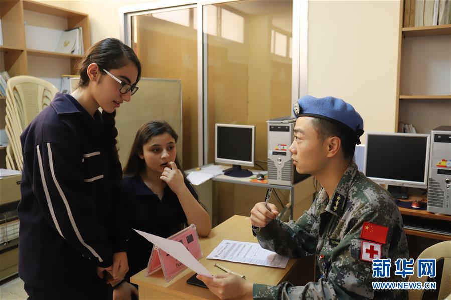 （新華網）（1）接力義診　傳遞友誼&mdash;&mdash;記中國赴黎維和醫(yī)療分隊在當?shù)貙W校義診