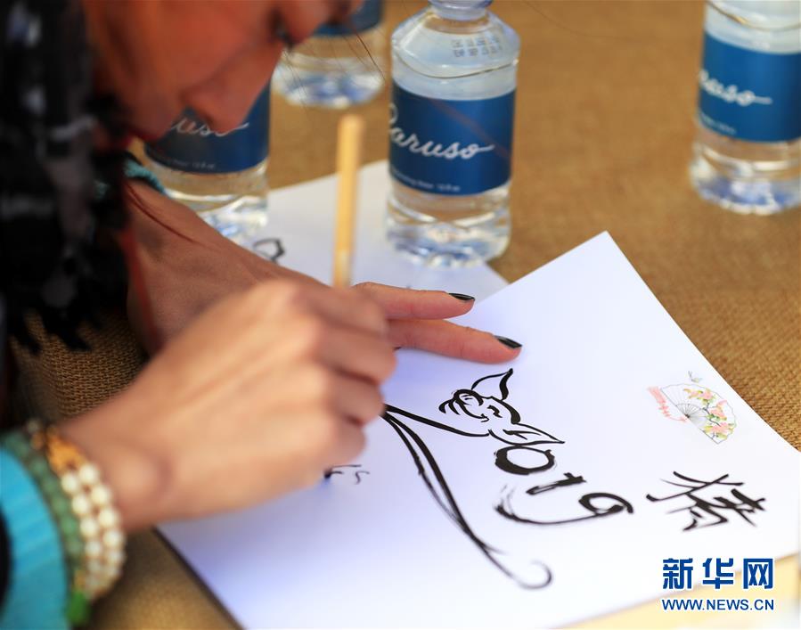 (國(guó)際·圖文互動(dòng))(1)到洛杉磯農(nóng)夫市場(chǎng)紅紅火火過(guò)大年