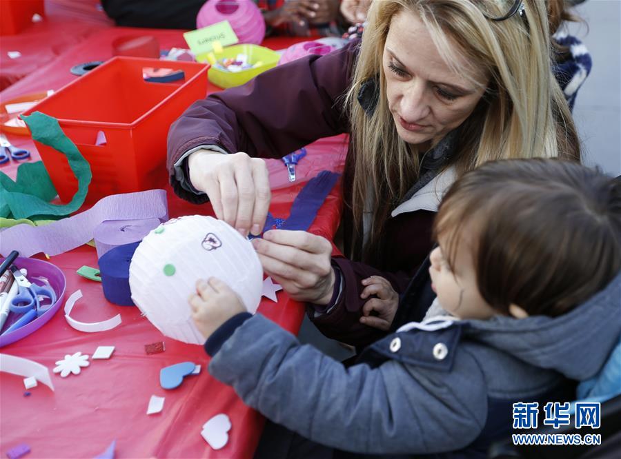 (國(guó)際·圖文互動(dòng))(3)到洛杉磯農(nóng)夫市場(chǎng)紅紅火火過(guò)大年