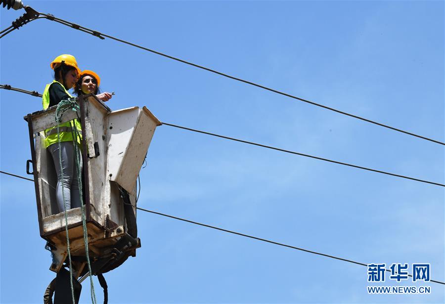 (國(guó)際·圖文互動(dòng))(2)通訊:從家庭走向曠野的敘利亞女電工