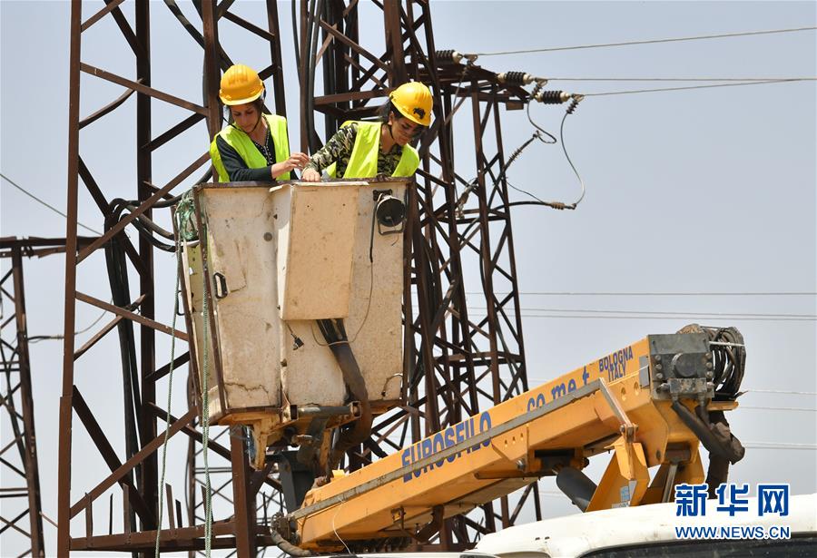(國(guó)際·圖文互動(dòng))(3)通訊:從家庭走向曠野的敘利亞女電工