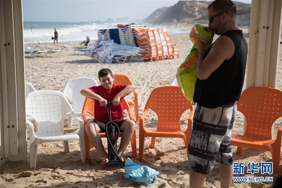 (國際·圖文互動)(3)特寫:穿過檢查站去看海