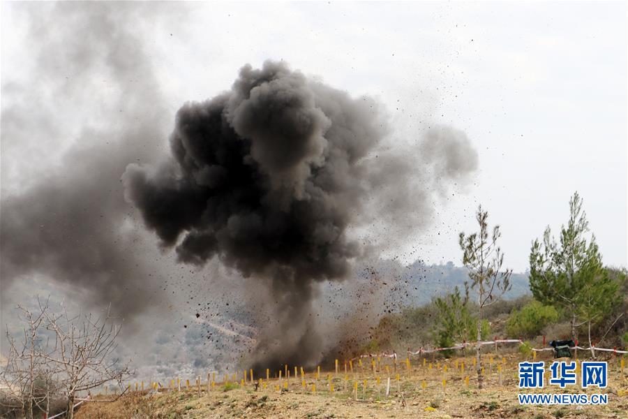 （國際&middot;圖文互動）（4）通訊：&ldquo;中國軍人掃雷一如既往專業(yè)和敬業(yè)！&rdquo;&mdash;&mdash;記中國赴黎維和部隊完成&ldquo;藍線&rdquo;3個雷場清排任務