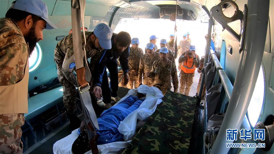 (國際)(3)中國維和直升機分隊緊急轉(zhuǎn)運岡比亞重病維和警察