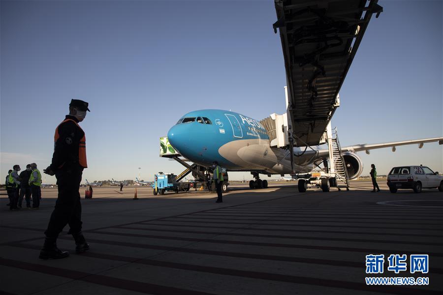 (圖文互動·國際疫情)(1)通訊:3.8萬公里的航程 跨越大洋的情誼——記阿根廷從中國運載防疫物資