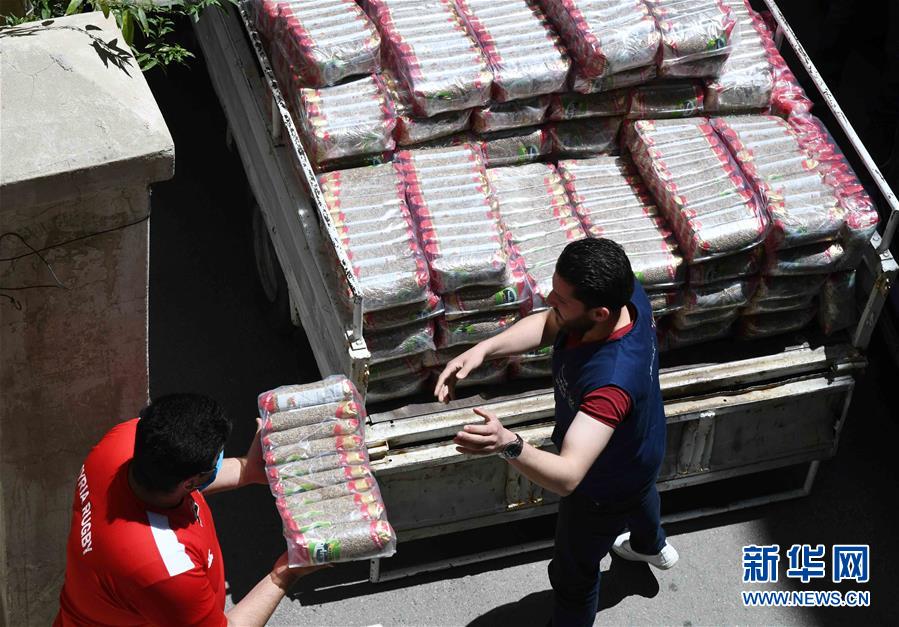 （國際疫情&middot;圖文互動）（1）通訊：疫情中，那抹笑容最難忘&mdash;&mdash;記向困難家庭發(fā)放愛心包裹的敘利亞青年志愿者