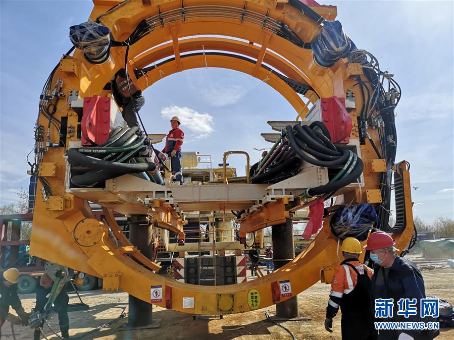 (國際·圖文互動)(2)通訊:“大國重器”亮相莫斯科——中國11米級大盾構(gòu)機(jī)在俄始發(fā)記