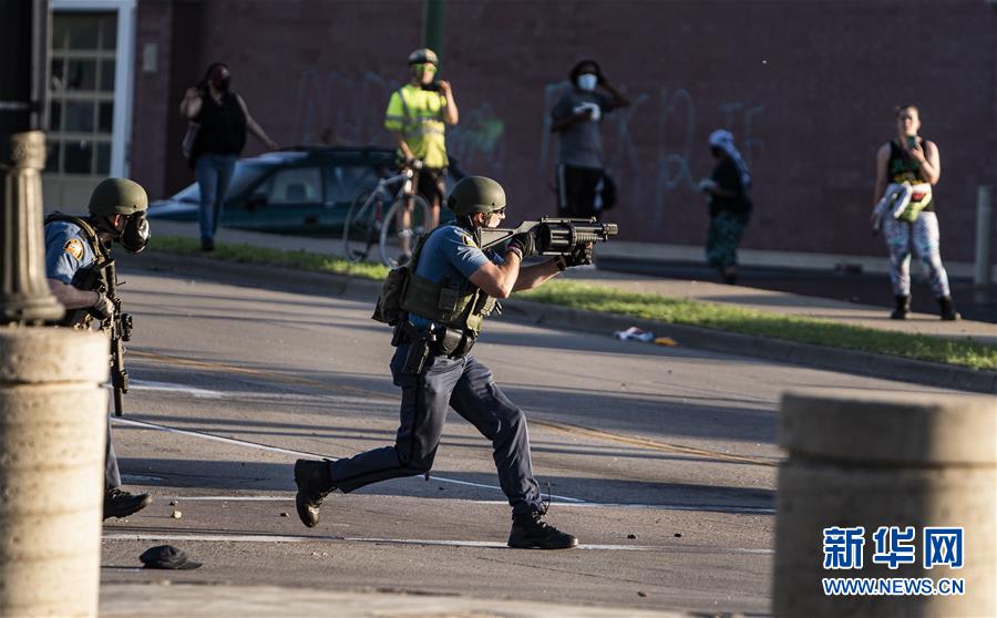 （國際）（1）美國警察執(zhí)法動作不當(dāng)致一名非裔男子死亡 引發(fā)大規(guī)?？棺h