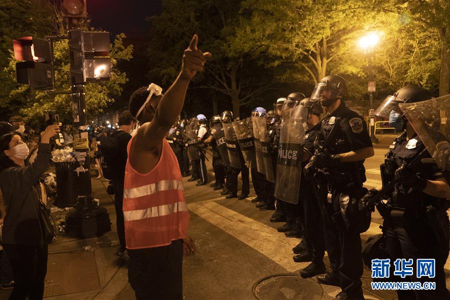 (國(guó)際)(1)美國(guó)白宮外警察和示威者發(fā)生沖突和對(duì)峙