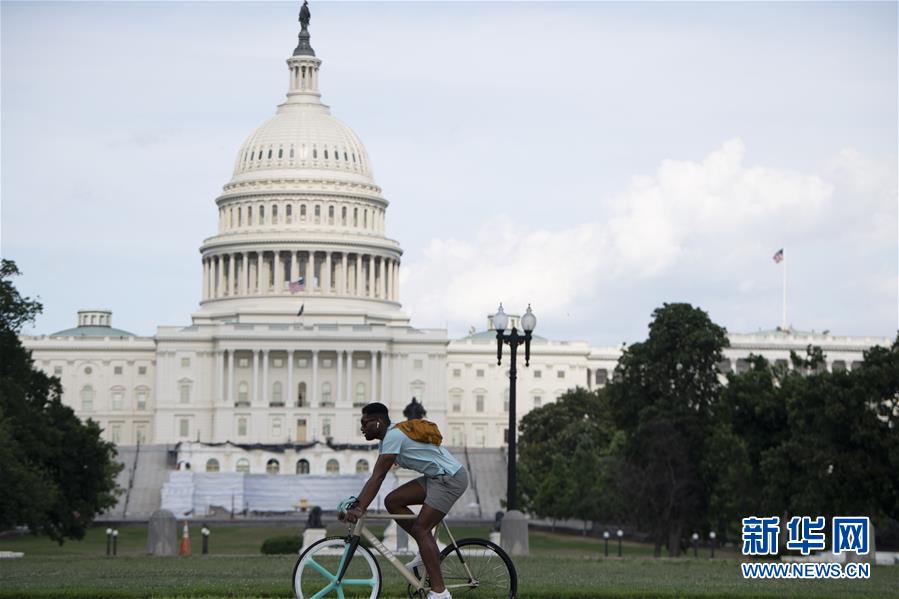 (國(guó)際疫情)(2)美國(guó)單日新增病例數(shù)超4萬(wàn) 近期病例年輕人居多