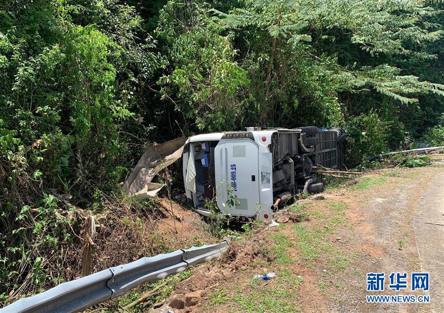 (國際)(1)越南中部一旅游大巴翻車致13死