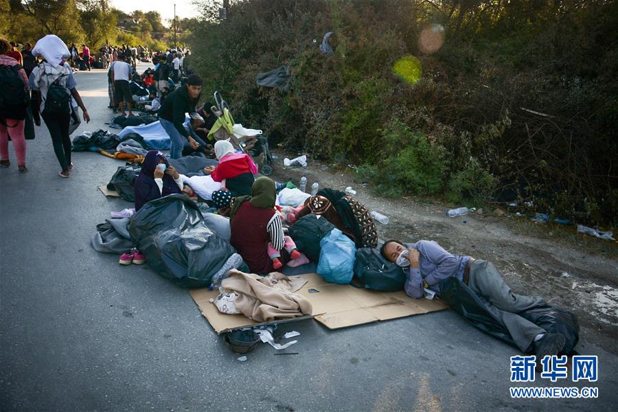 (國際)(2)希臘最大難民營發(fā)生火災(zāi) 數(shù)千人逃離