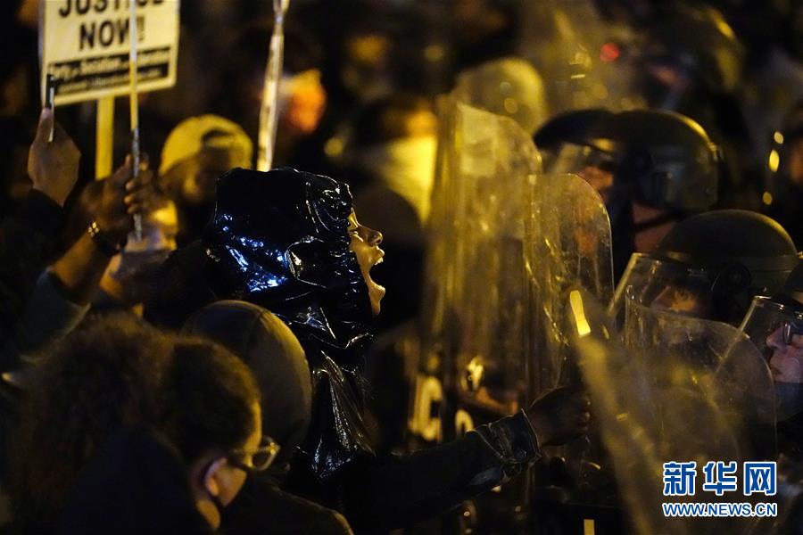 (國(guó)際)(1)美國(guó)費(fèi)城警察槍殺黑人引發(fā)抗議沖突約30名警察受傷