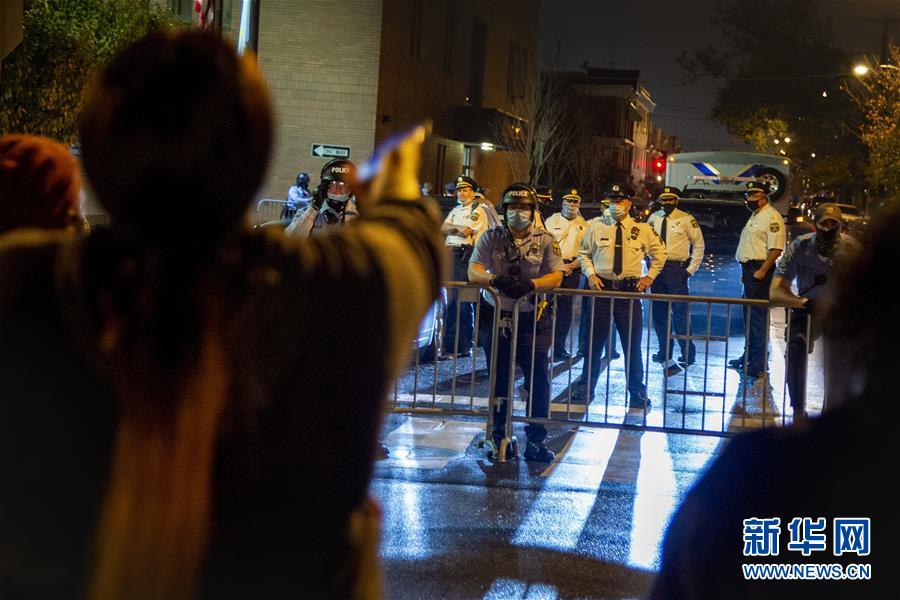 (國(guó)際)(2)美國(guó)費(fèi)城警察槍殺黑人引發(fā)抗議沖突約30名警察受傷