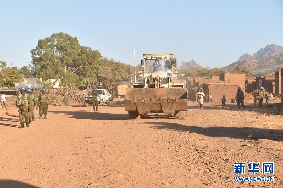 (國際·圖文互動)(1)中國第16批赴蘇丹達爾富爾維和工兵分隊星夜救援友軍步戰(zhàn)車